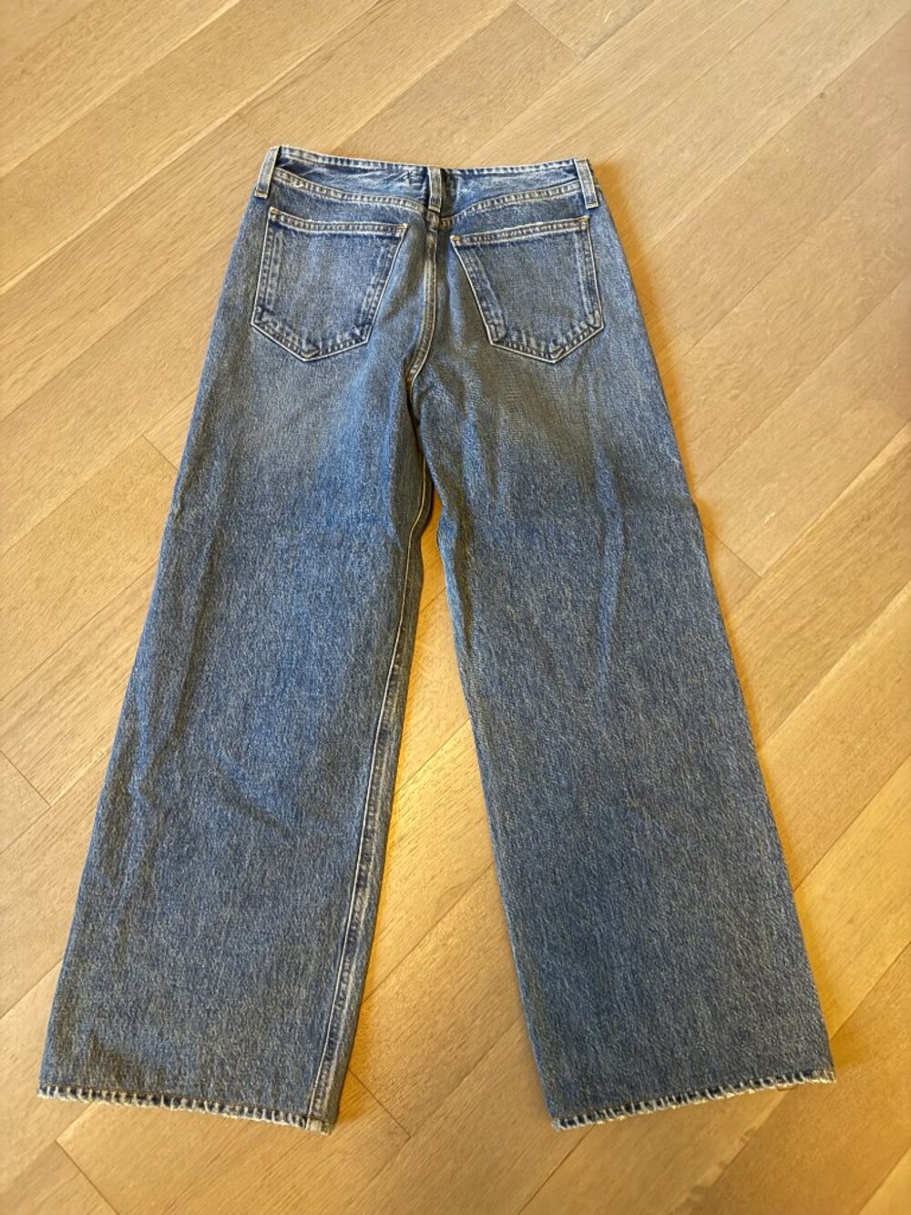AGOLDE Lex Low-Rise Wide-Leg Jeans in faded medium-wash denim - Picture 8 of 9